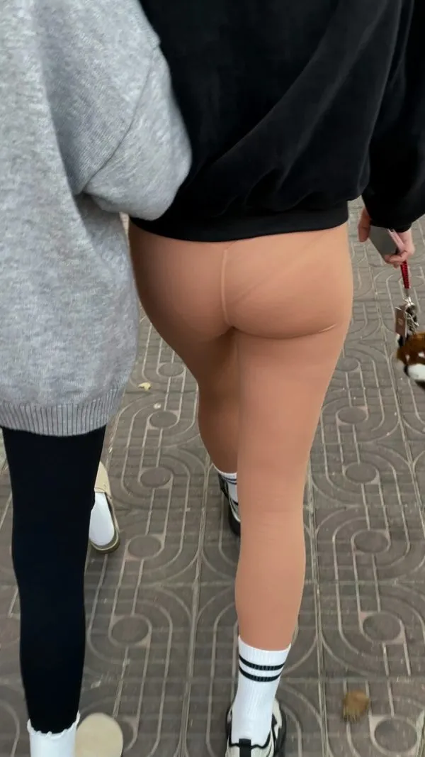 ムッチリ尻に張り付くレギンス履いてパンティーラインが目立つ姿で街を歩くおねーさんの着衣エロ画像