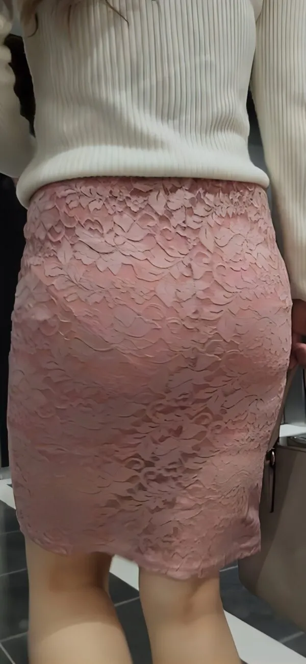 ピンクのレースのスカート尻にフルバックパンティーのパン線が出ているOLさん