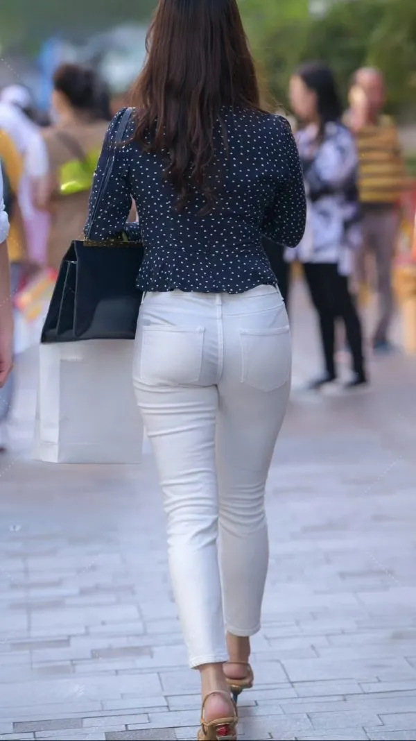 街中を歩くネイビー水玉トップスの女性の白スキニーパンツ尻、パンティラインが見えるむっちり尻