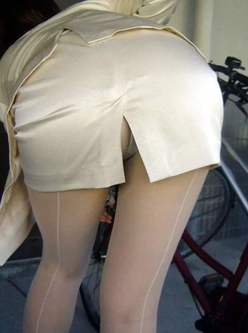 白いスカート着用して前かがみになって尻を突き出したらスカートのスリットからパンティがチラ見えした瞬間