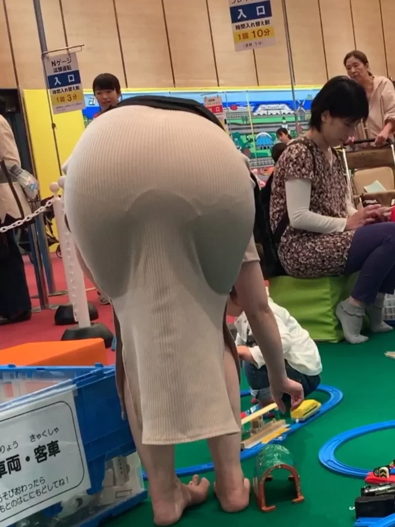 屋内でスカート尻を突き出す女のパンティライン写真