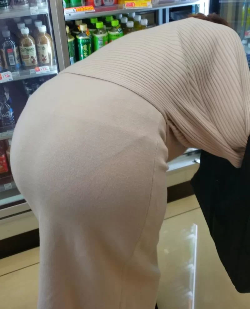 買い物中にスカート尻を突き出す女のパンティライン写真