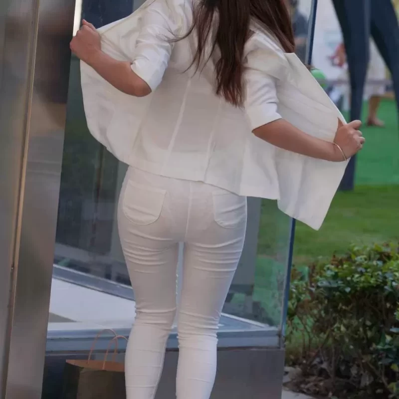 ピタピタの白いスキニーパンツの尻にパンティラインを出して上着を脱ぐOL