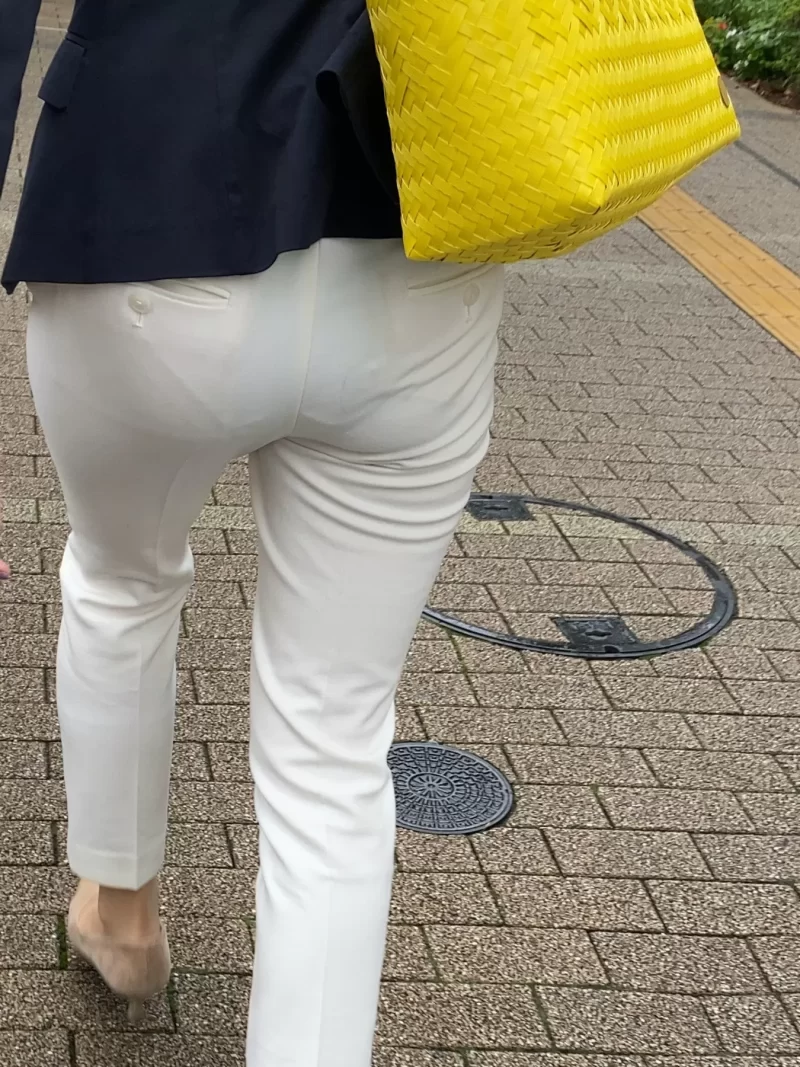 白いスラックスにフルバックショーツのパンティラインを出して歩くOLさん