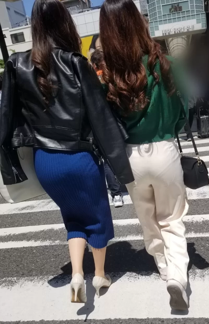 ゆったりズボンだけど尻にフルバックショーツのパン線が出ている女