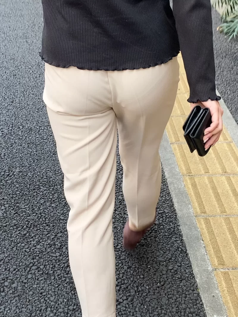 ベージュのズボン尻にうっすらとパンティのラインが出ているのを見逃さない着衣尻マニア