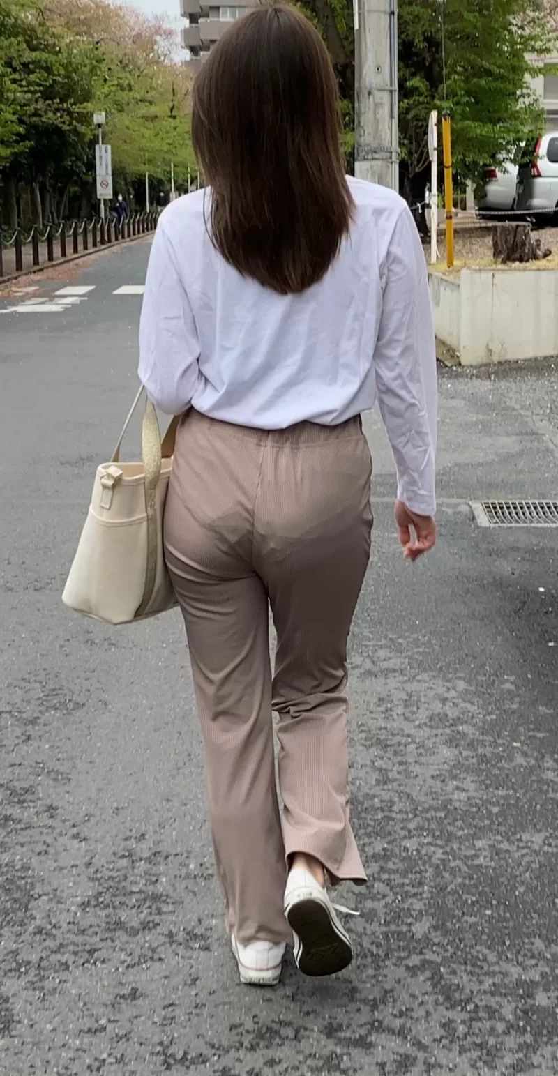 ベージュのリブニットのズボン尻にパンティラインとパンティからはみ出た尻肉が目立つ女
