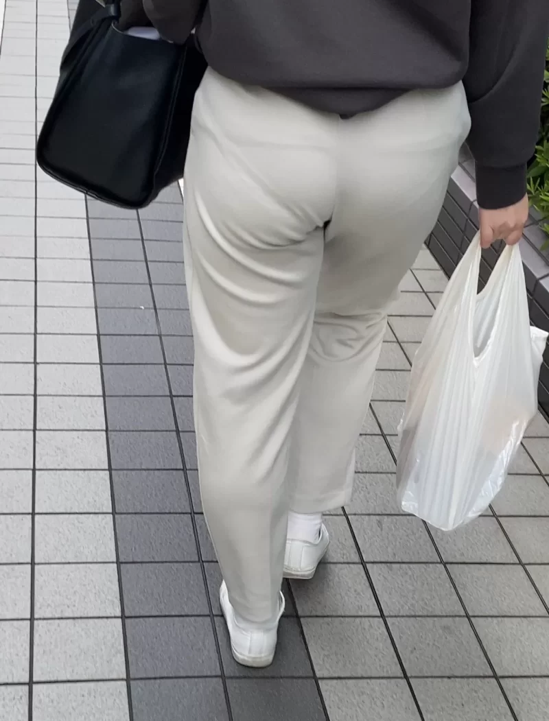 白いズボン姿の買い物帰りの女が尻にパン線出して歩いている。