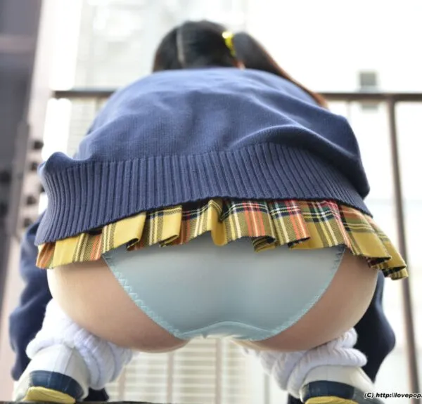 JKが屋外の手すりに前屈みになり、黄色チェックのミニスカートから水色のおぱんつが見えるムチムチ尻をローアングルで捉えた淫らなバックショット。