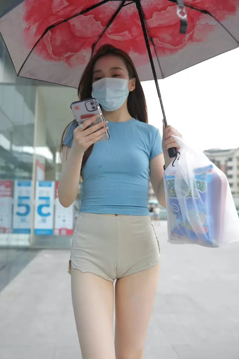 柔らかい生地のショートパンツが股間のワレメに食い込んでマンスジ出ていることに気づいてない素人さん