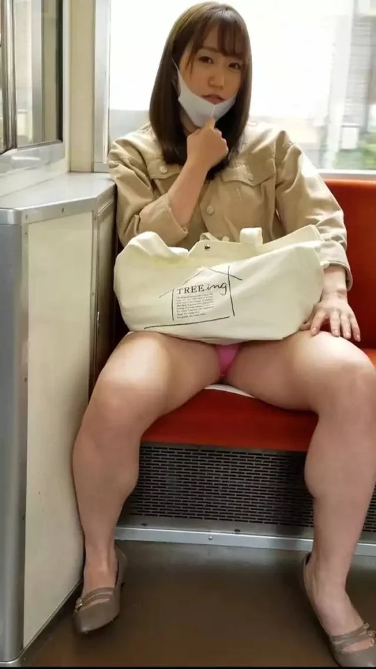 電車でわざと足を広げてパンツを見せるパンチラ露出プレイを楽しむ女