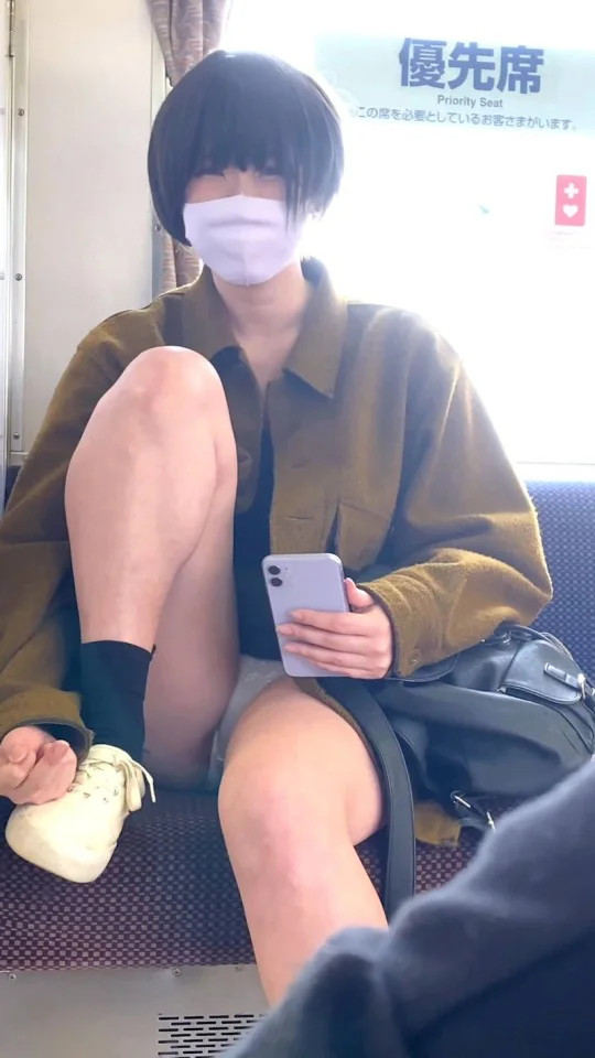 電車でわざと足を広げてパンツを見せるパンチラ露出プレイを楽しむ女