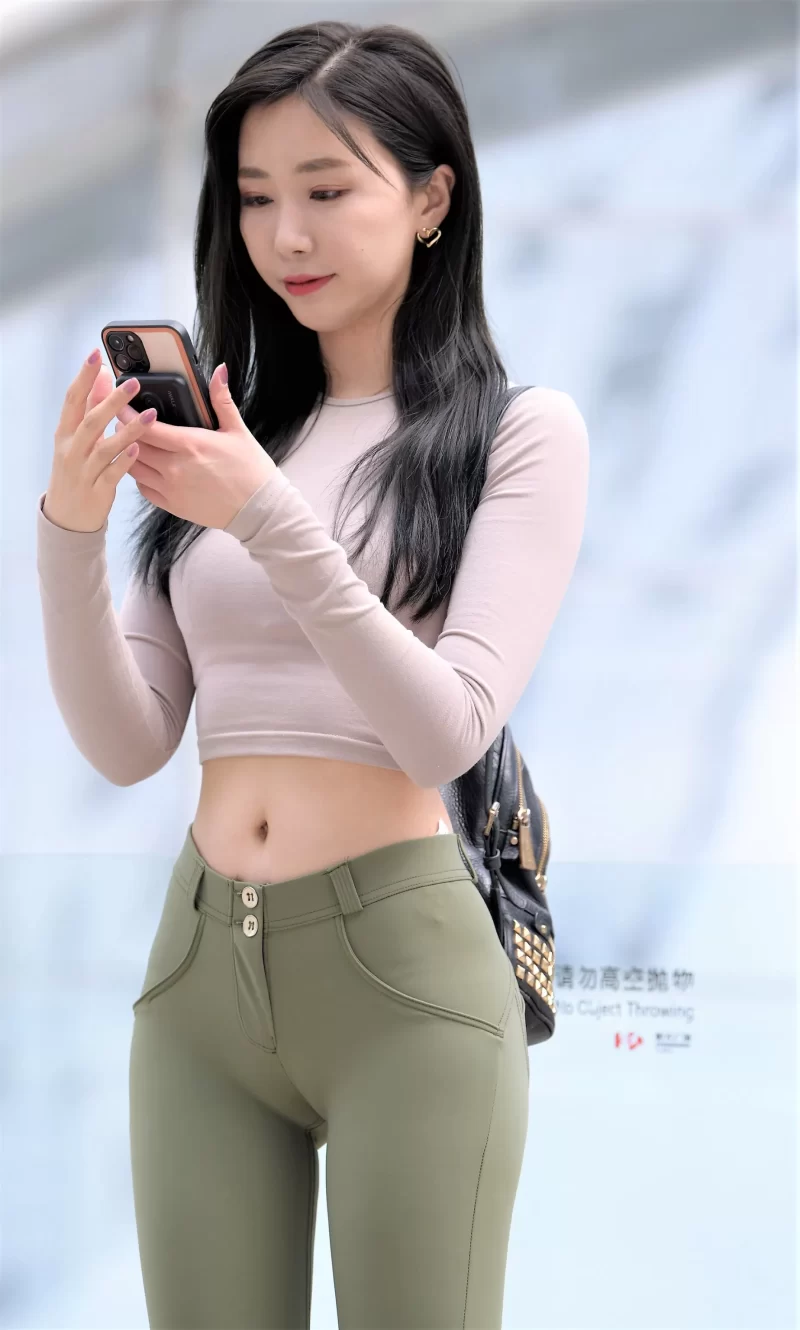スキニーパンツの股間がワレメに食い込みマンスジ出てる女
