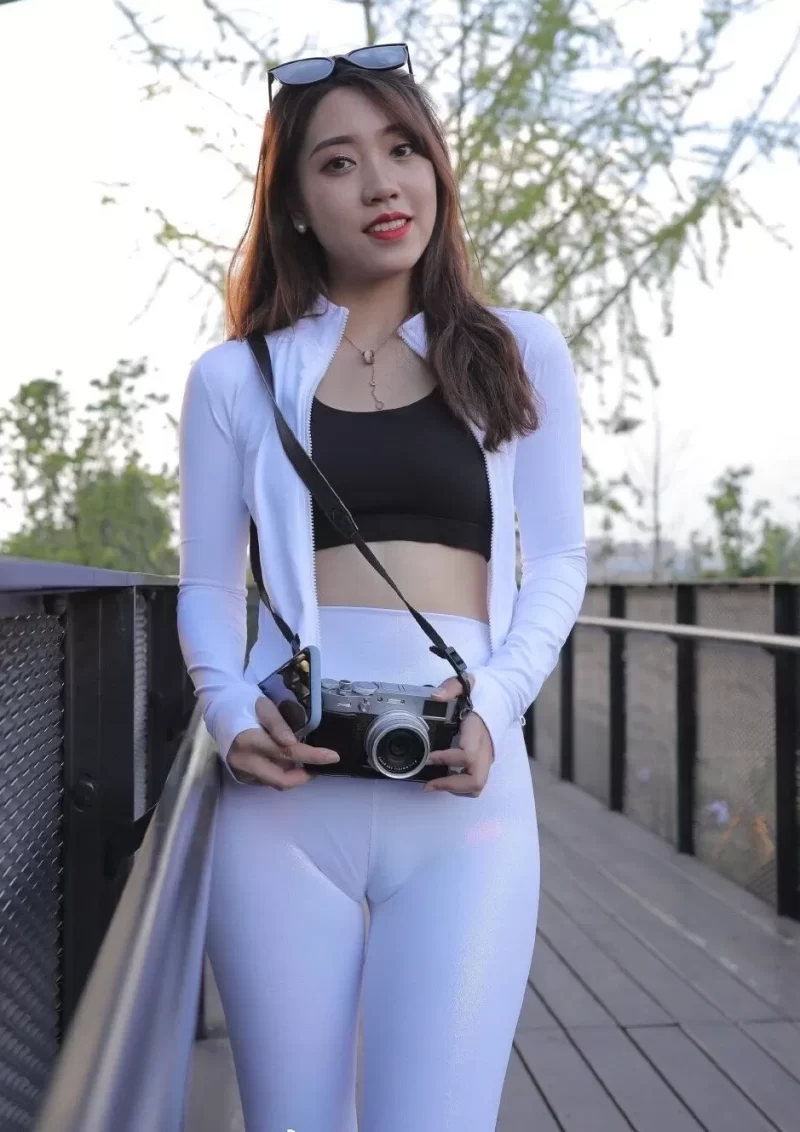 白いレギンスの股間にパンティのラインが浮き出てマンスジも出ている女7