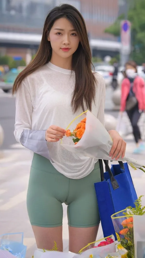 薄緑色のスパッツが股間に食い込み、ワレメとマンスジがはっきり見える女性の下半身のエロ画像