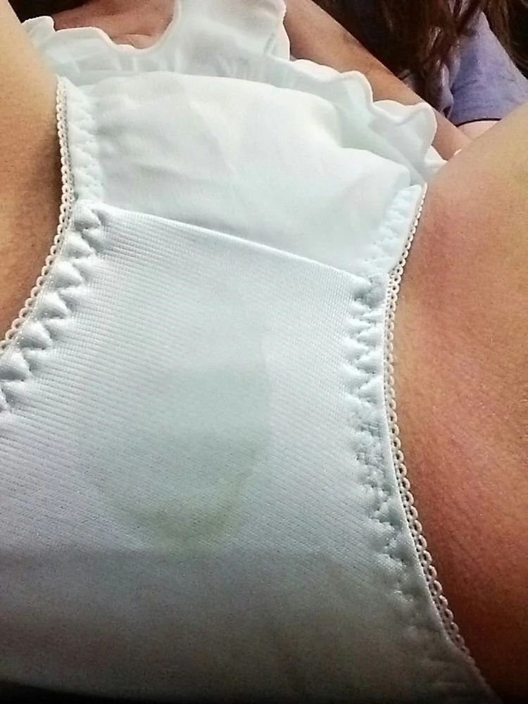 愛液でパンツ濡らすマン汁シミパン写真