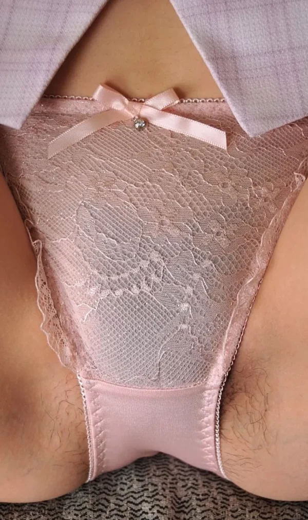 ピンクパンティの股間からはみ出しているマン毛が鮮明に映し出された女
