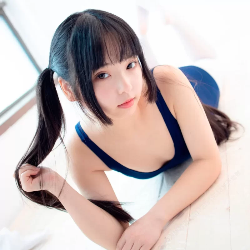 ちっぱいスク水の美少女の高画質画像
