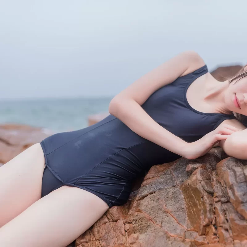 ちっぱいスク水の美少女の高画質画像