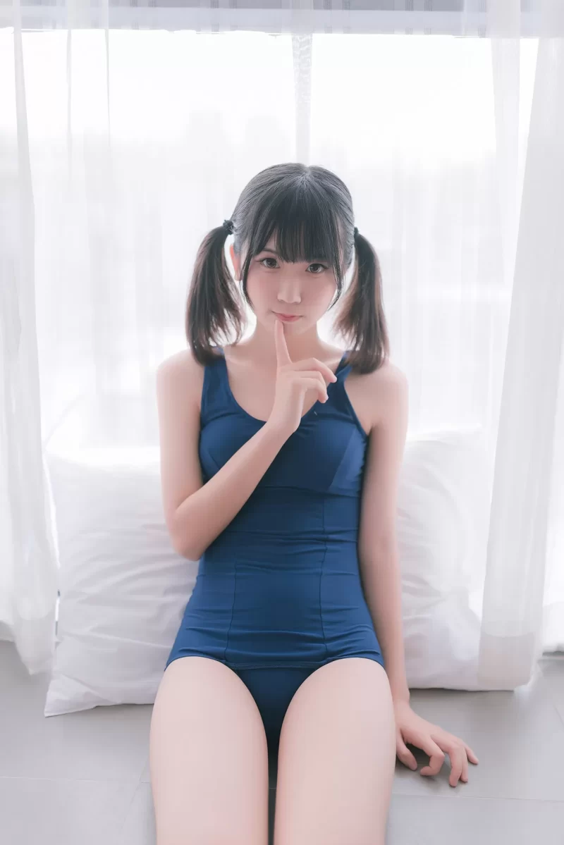 ちっぱいスク水の美少女の高画質画像