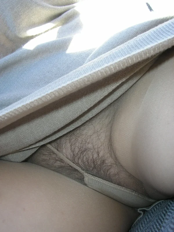 陰毛がパンストの股間からはみ出しているノーパン女
