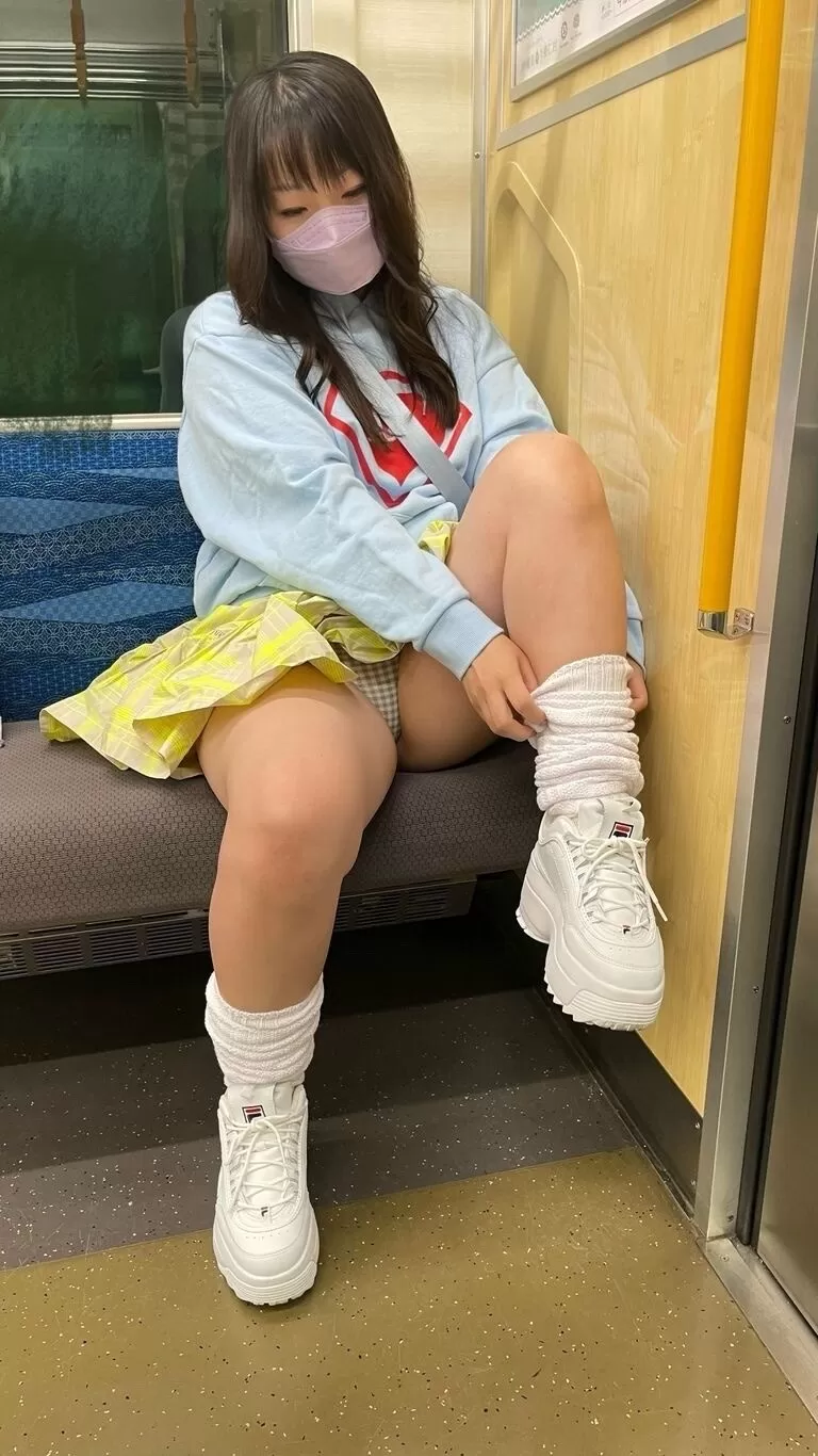 電車でわざと足を広げてパンツを見せるパンチラ露出プレイを楽しむ女