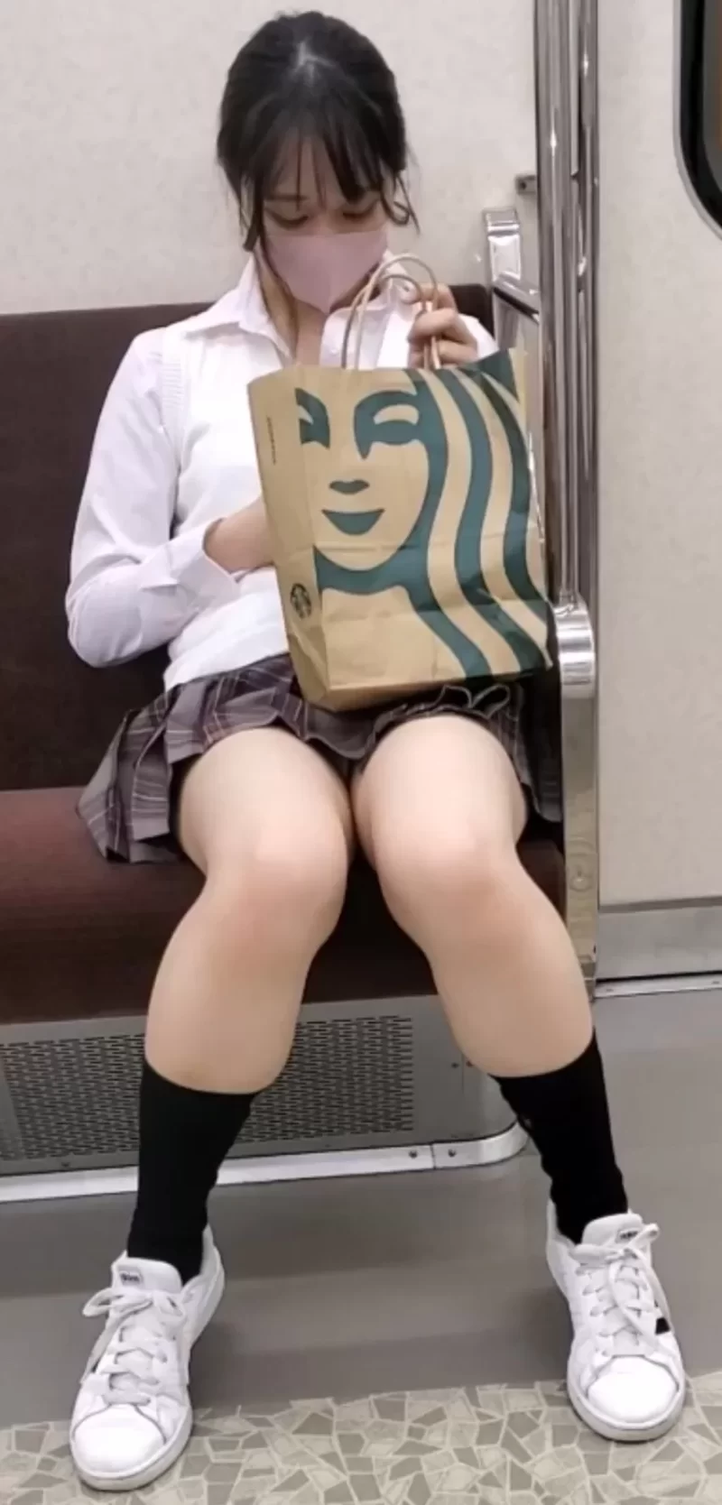 電車で座ってるJK女子高生がわずかにパンチラしているのを盗撮