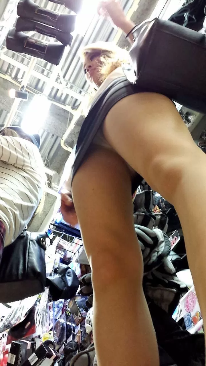 逆さカメラのローアングルでスカートの中を撮影したパンチラの股間