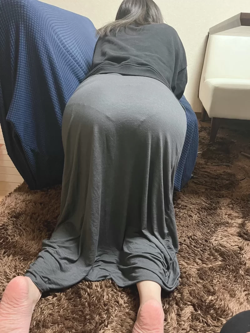家の中でスカート尻を突き出す人妻のパンティライン写真