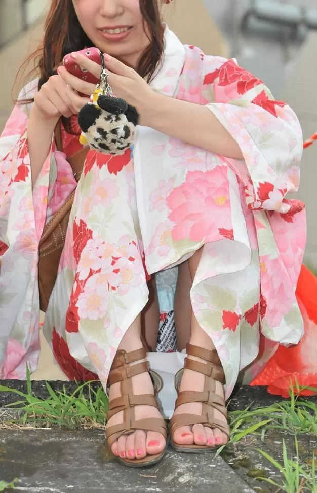 スカートで座ってパンツ見せてるパンチラ女の写真