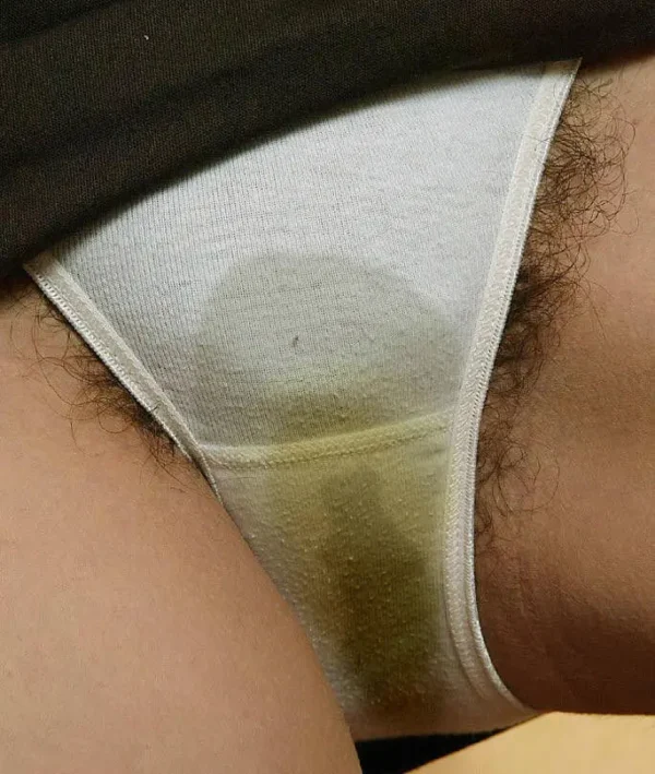 白い綿パンティを履いた女の股間が尿漏れで黄色く変色してマン汁でグチョグチョに濡れている様子を間近で捉えたエロ画像