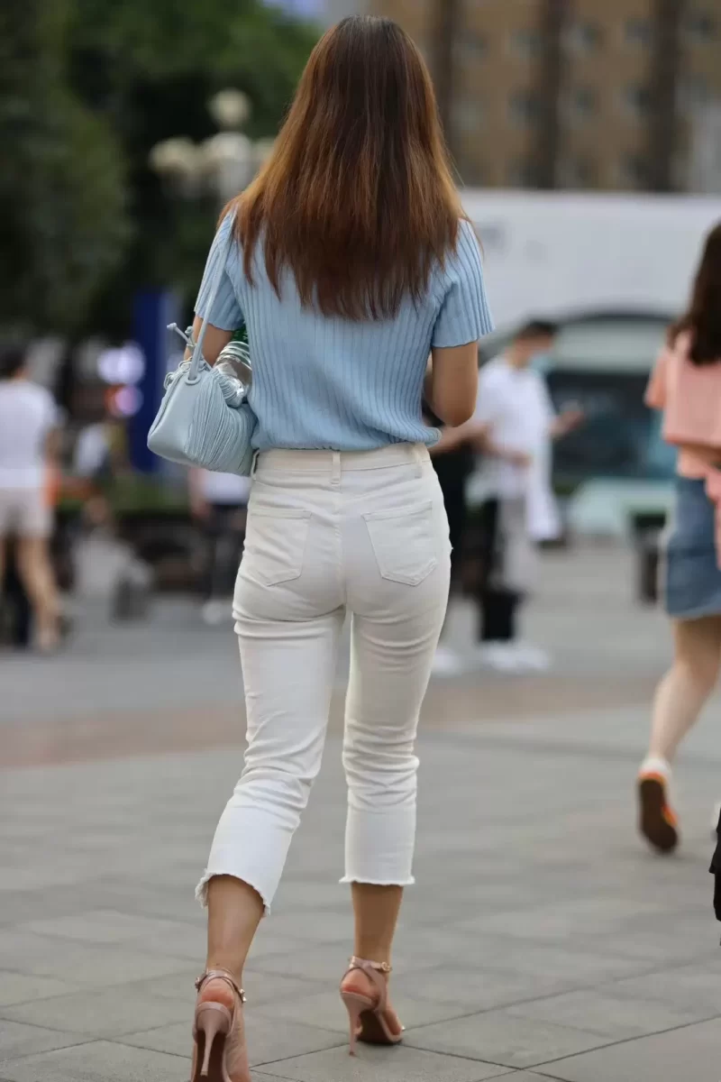 白いデニムジーンズの着衣尻にフルバックパンティのパン線くっきり出してお出かけしちゃったおねーさん1