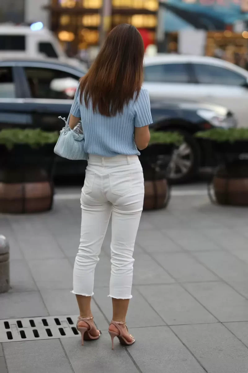 白いデニムジーンズの着衣尻にフルバックパンティのパン線くっきり出してお出かけしちゃったおねーさん2