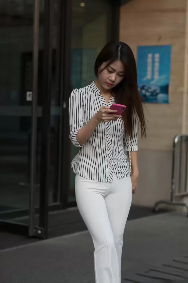 白いピタパン尻にパンティが透けて見える女