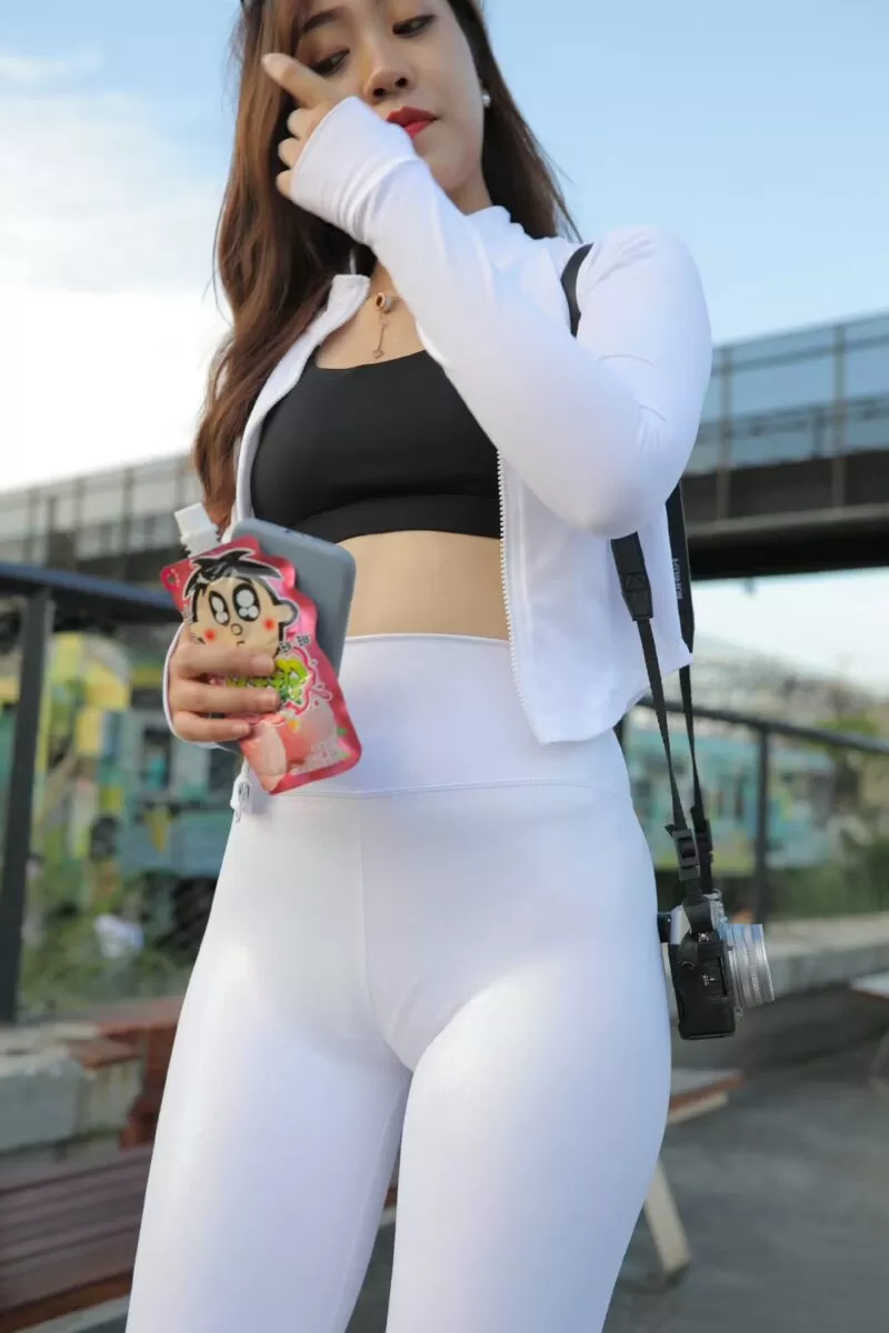 白いレギンスの股間にパンティのラインが浮き出てマンスジも出ている女2