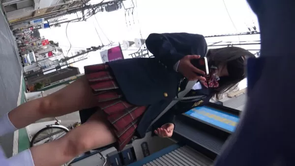 撮影バレ!電車内でエロいパンティ見せつけるJK|高画質盗撮動画