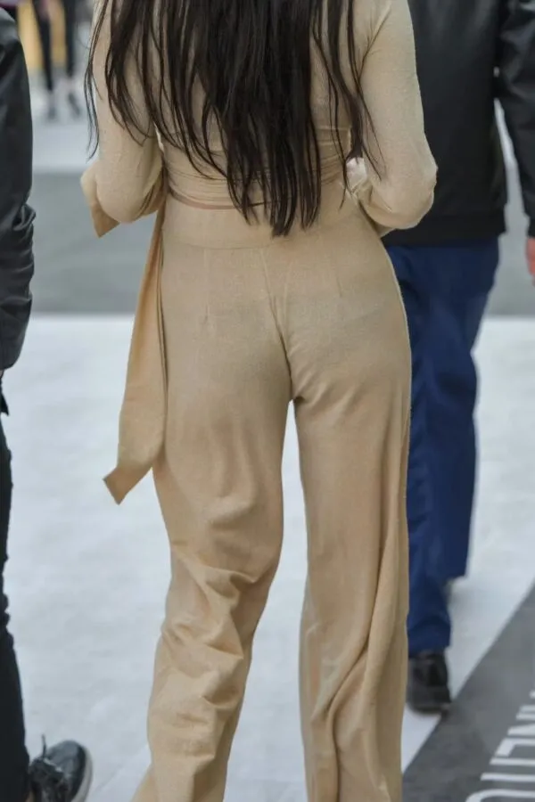 ズボンから黒いパンティが透けて見えてるのに気づかす外出したおねーさん4