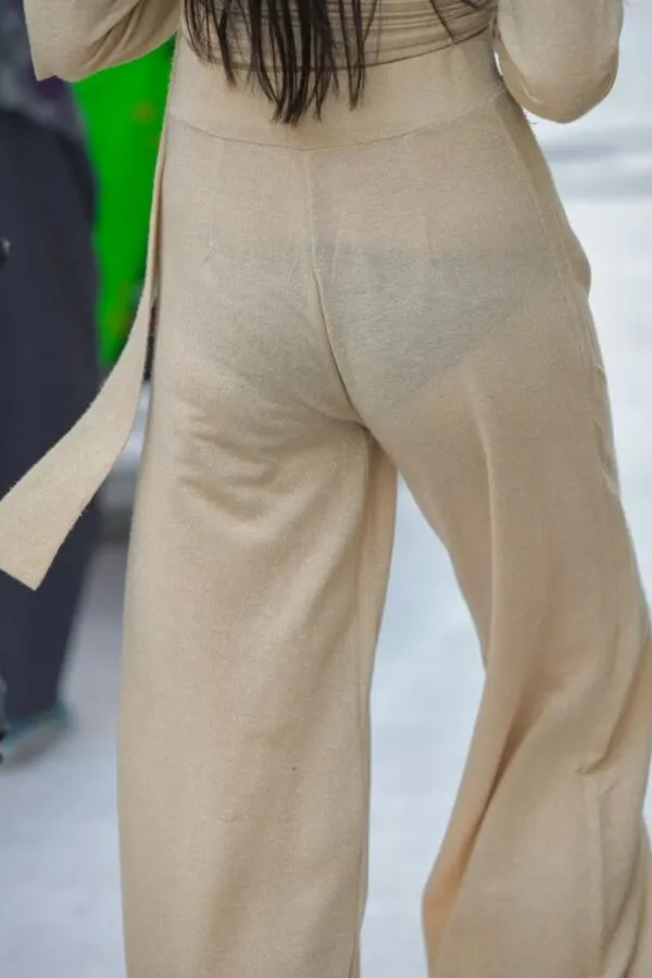 ズボンから黒いパンティが透けて見えてるのに気づかす外出したおねーさん5