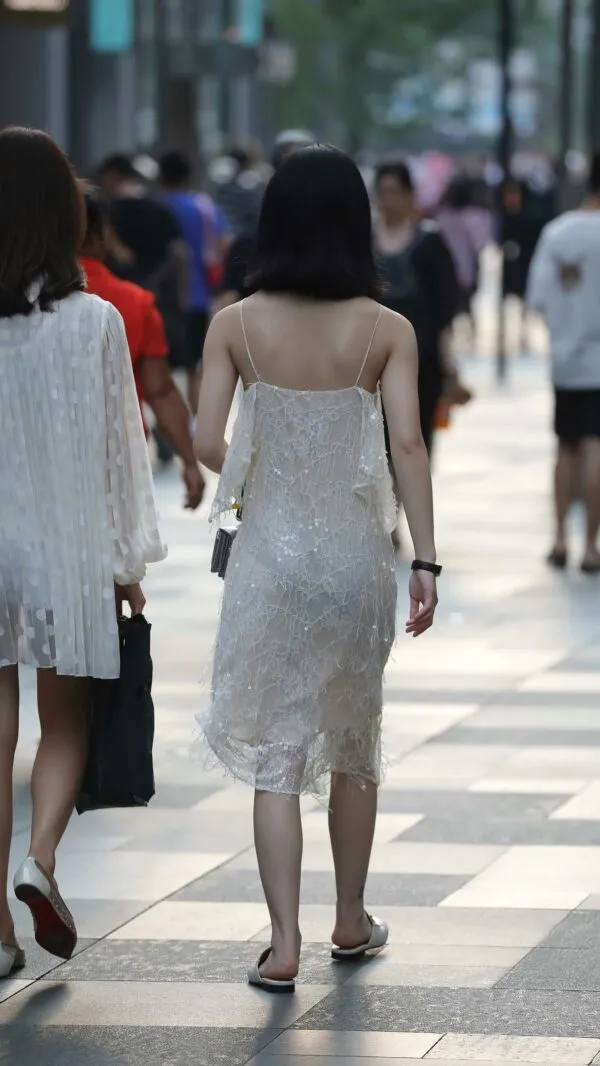 黒いパンティが透けて見えるワンピドレス姿で街を歩く素人さん