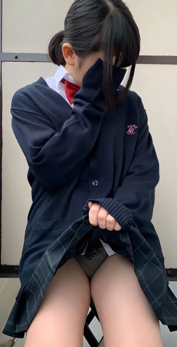 顔を隠して恥ずかしそうに制服スカートを持ち上げて黒いパンティーの股間を見せてくれる女子高生のパンチラ画像