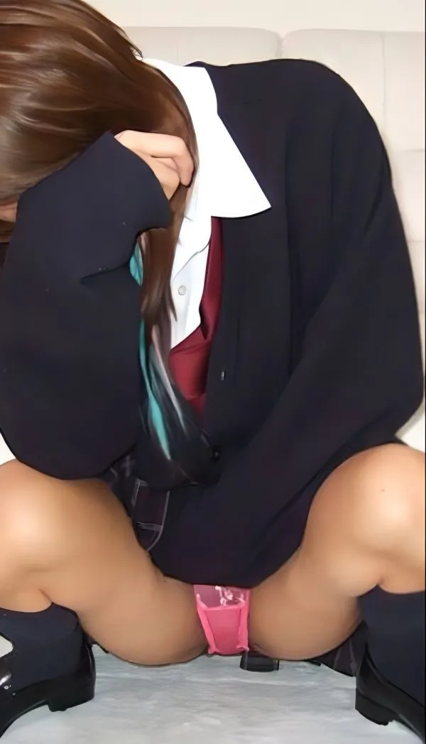 顔バレしないように手で隠して足を拡げて制服スカートからピンクのパンティー見せる素人女子高生のエロ画像