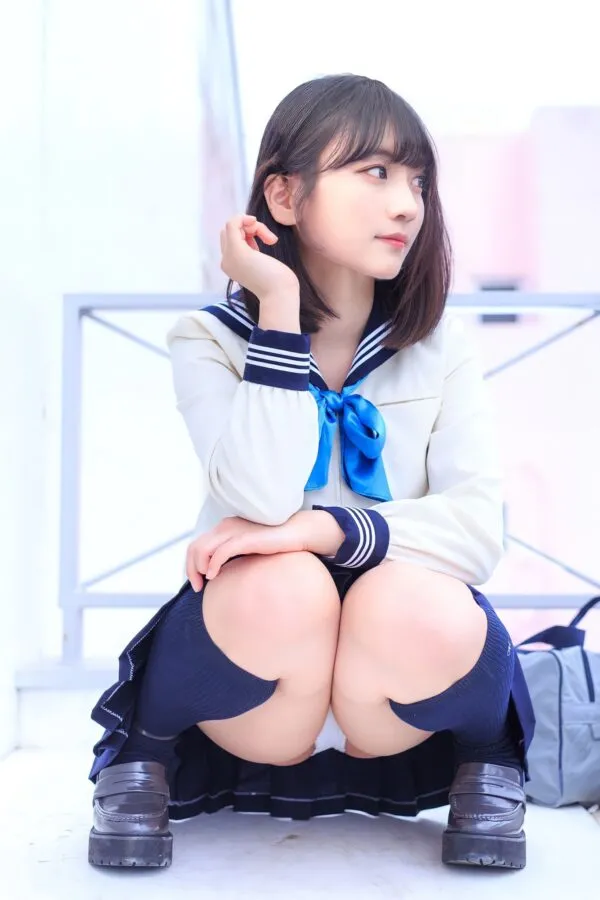 JKが制服の紺色スカートから白いパンツの股間をしゃがみポーズで撮影した淫らなエロ画像