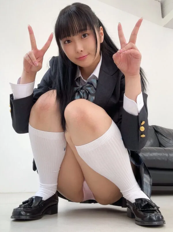 JKが白いハイソックスを履き、制服スカートの下でピンク色のパンツの股間を淫らに見せながらしゃがんでいるエロ画像