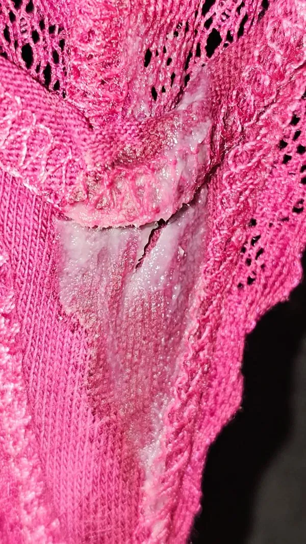 ピンクのレースパンティの股間に白濁したマン汁とオリモノが濃厚にべっとり付着しているアップ画像