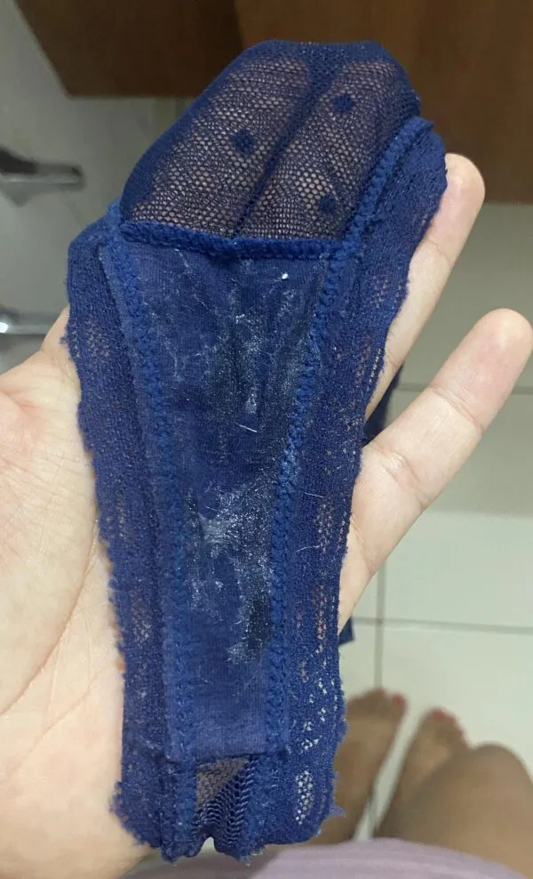 濃紺レースパンティのクロッチ部分にマン汁がヌメヌメと付着している写真