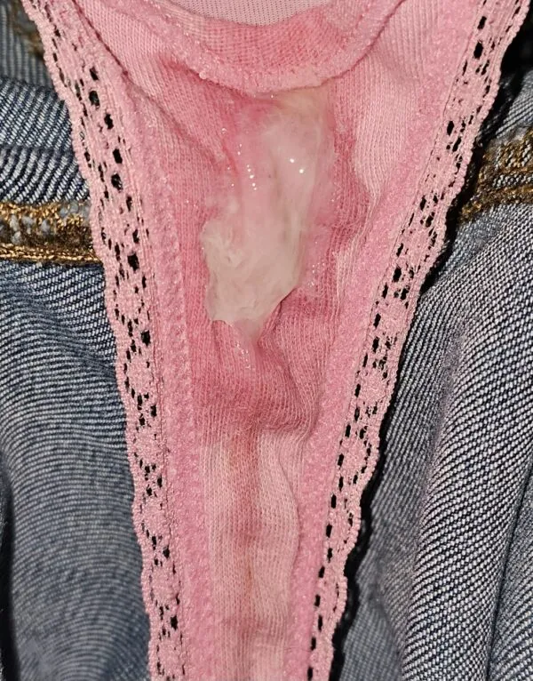 デニムズボンの上にピンク色のレース付きパンティを履いた女の股間にマン汁がべっとり付着している濃厚な様子