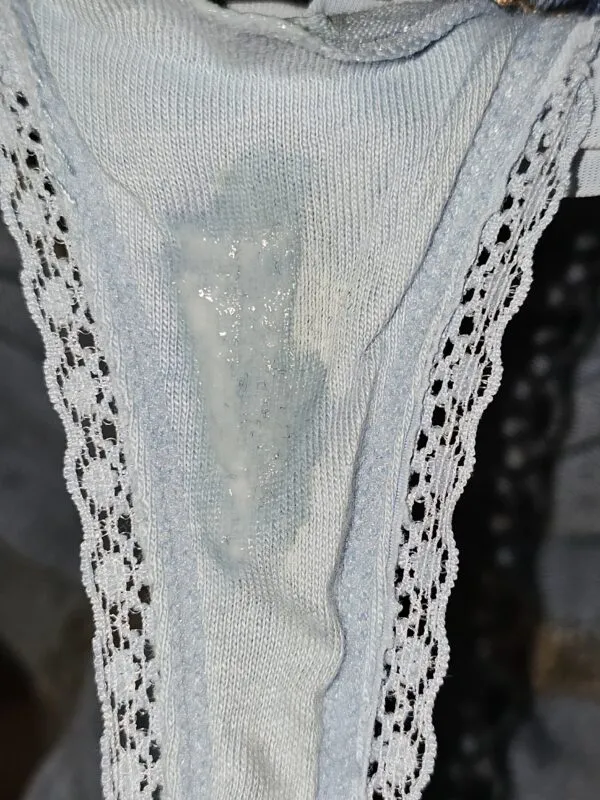 白濁したマン汁がべっとり付着した淡い水色のレースパンティの股間部分をクローズアップで撮影した女の卑猥な股間の様子