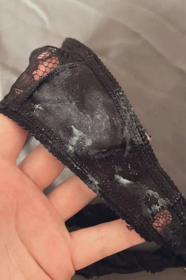 女が手に持つ黒いレースのパンティの股間部分に白濁したマン汁がべっとり付着している様子が映し出されている。