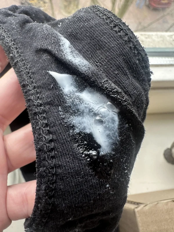 手に持たれた黒いパンティの股間部分に、女の濃厚なマン汁がべっとりと付着している様子が写されている。