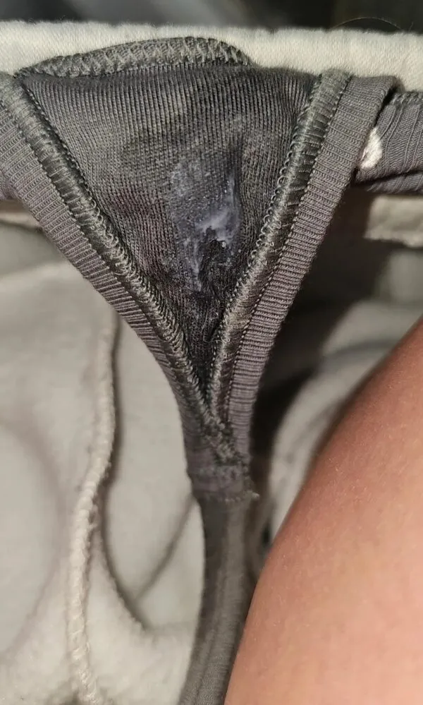 グレーのパンティの股間部分に白濁したマン汁とオリモノがべっとり付着した女の淫らな股間のアップ写真。